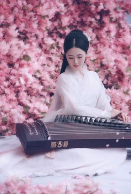 最近很火的古风歌《琵琶行》音乐搭配甜美的脸蛋,循环看一天_古筝